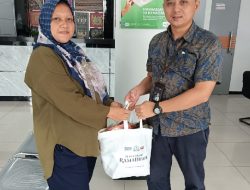 BRI KC Jakarta S.Parman, Menyerahkan Bingkisan Sembako Kepada Pedagang Asongan
