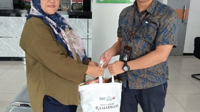BRI KC Jakarta S.Parman, Menyerahkan Bingkisan Sembako Kepada Pedagang Asongan