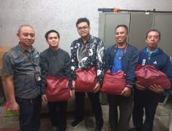 BRI KC Jakarta S.Parman, Menyerahkan Bingkisan Sembako kepada Pekerja Dasar