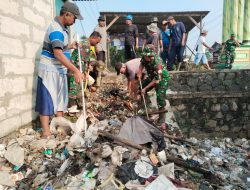 Babinsa Koramil 13/Kedungwaringin Bersama Warga Bersihkan Saluran Irigasi di Bojongsari