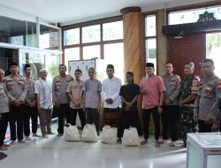Safari Religi, Kapolres Jakbar Shalat Jumat dan Bagikan Bantuan di Masjid Taman Ibadah