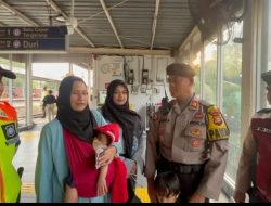 Tersesat di Jakarta, Ibu dan Tiga Anak Dibantu Polsek Grogol Petamburan Menuju Stasiun