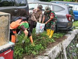 Kolaborasi Kodim 0505/JT Bersama Tiga Pilar Karya Bakti Bersihkan Kali PHB Pondok Kopi