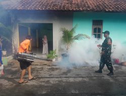 Cegah DBD, Koramil Babelan Lakukan Pendampingan Fogging di Wilayah Binaan