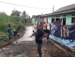 Pembangunan Pengecoran Beton Jalan Desa Gintung Cilejet, di Sambut Hangat oleh Warga Salimah Pasir Jaya