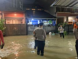 Tim SAR Batalyon C Pelopor Sat Brimob Polda Metro Jaya, Laksanakan Patroli dan Bantu Warga Terdampak Banjir di Paku Jaya Tangsel