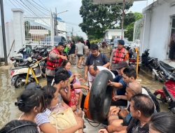 Brimob Polda Metro Jaya terjun langsung selamatkan korban banjir Ciledug