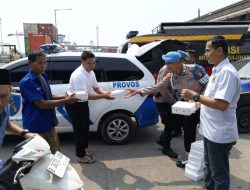 Sipropam Polres Pelabuhan Tanjung Priok Gelar Jum’at Berkah, Bagikan Puluhan Paket Makanan kepada Jamaah Masjid