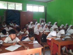 Kekurangan Ruang Kelas, Siswa SD Negeri Gintung Cilejet 02 Terpaksa Belajar Berdesakan di Gudang dan Halaman Sekolah