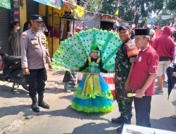 Babinsa Kelurahan Klender Amankan Karnaval HUT RI ke-80 di Wilayah Binaan.