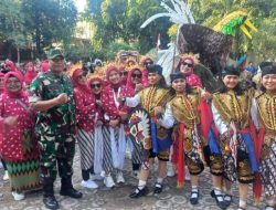 Babinsa Duren Sawit Amankan Karnaval HUT Kemerdekaan RI ke-80 di Pondok Kopi, Jakarta Timur