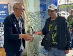 BRI Kanca Palmerah Rayakan Hari Pelanggan Nasional dengan Berikan Cokelat kepada Nasabah