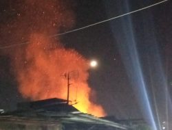 Kebakaran Hebat Melanda Permukiman Padat Penduduk di Rawa Bebek Penjaringan