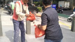 Bank BRI Mall Ambassador Berbagi Bingkisan Makanan untuk Warga dan Pengendara Sekitar Kantor