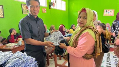 Orang Tua Siswa SDN Gintung Cilejet 02, Antusias Sambut Pembagian Seragam Batik Gratis