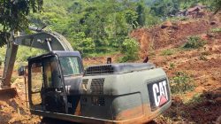Tim Gabungan Mulai Evakuasi Korban Longsor di Desa Wargaluyu, Bandung