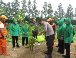 Hijaukan Wilayah, Koramil 08/Duren Sawit Tanam Puluhan Pohon Peringati Hari Sejuta Pohon