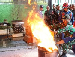 Perkuat Kesiapsiagaan Wilayah, Korem 051/Wkt Latihan Penanganan Kebakaran Bersama Damkar dan Babinsa