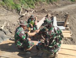 TNI AD dan Warga Gotong Royong Bangun Jembatan Darurat di Burlah