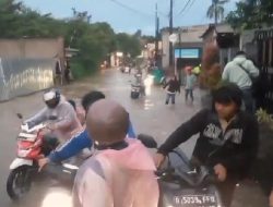 Aksi Nekat Pengendara Sepeda Motor, Memaksa Menerobos Jalan yang Banjir di Kampung Cilangkap Desa Lumpang