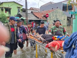 Banjir Rendam Bekasi, Babinsa Sigap Evakuasi Warga Sakit