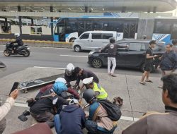 Anggota Lantas Kelapa Gading, Gerak Cepat Bantu Pemotor Kecelakaan di Jl. Perintis Kemerdekaan