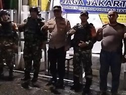 Koramil 03/Ps.Rebo-Ciracas Bersama Tiga Pilar dan Warga Gelar Patroli Siskamling Keliling, Ciptakan Pasar Rebo Aman dan Kondusif.