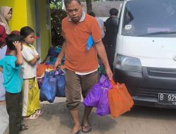 Kepala Sekolah SDN Gintung Cilejet 04-Sibuk Bagikan (MBG) Kepada Siswa Untuk di Bawa Pulang Kerumah Masing-Masing