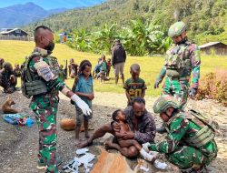 Tiga Warga Distrik Sinak Terluka Akibat Penembakan OPM Dievakuasi dengan Bantuan TNI dan Warga