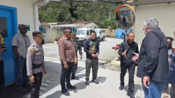 Wujud Kepedulian Nyata: TNI Bantu Evakuasi dan Dampingi Keluarga Korban Penembakan OPM di Tembagapura
