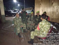 Patroli Malam Minggu, Koramil 05/Kramatjati-Makasar Bersama Warga Ciptakan Wilayah Aman dan Kondusif
