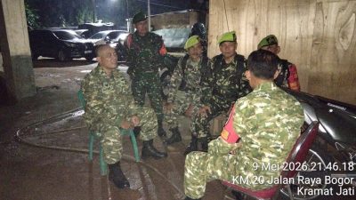 Patroli Malam Minggu, Koramil 05/Kramatjati-Makasar Bersama Warga Ciptakan Wilayah Aman dan Kondusif