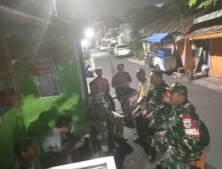Babinsa Koramil 02/Matraman dan Warga Gelar Siskamling Wujudkan Lingkungan Aman dan Kondusif