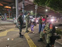 Babinsa Koramil 03/Ps.Rebo-Ciracas dan Komduk Gencarkan Patroli Malam, Ciptakan Ciracas Aman dan Kondusif