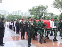 Kasad Beri Penghormatan Terakhir kepada Jenderal TNI (Purn) Ryamizard Ryacudu