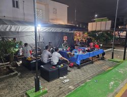 Babinsa Koramil 03/Pasar Rebo–Ciracas Bersama Warga Gelar Patroli/Siskamling Perkuat Keamanan Lingkungan