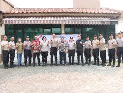 Sambut Hari Bhayangkara ke-80, Polres Metro Jakarta Barat Gelar Bakti Religi Bersih Bersih di Tempat Ibadah Lintas Agama