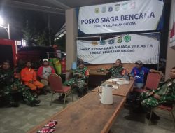 Babinsa Koramil 03/Ps.Rebo-Ciracas Bersama Tiga Pilar dan Warga Perkuat Patroli Malam