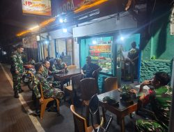 Babinsa Koramil 03/Ps.Rebo–Ciracas dan Warga Gelar Patroli Malam Ciptakan Ciracas Tetap Kondusif