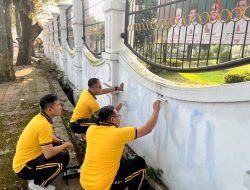 ‎Polres Cianjur Bersihkan Coretan Vandalisme ACAB dan Gelar Aksi Bersih-bersih Sambut Hari Bhayangkara ke-80