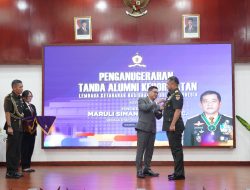 Perkuat Ketahanan Nasional, Kasad Dianugerahi Tanda Alumni Kehormatan Lemhannas RI