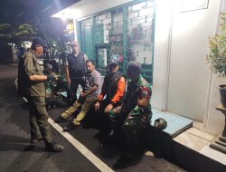 Babinsa Koramil 08/Duren Sawit Gelar Patroli Malam Perkuat Keamanan, Cegah Tawuran dan Kenakalan Remaja