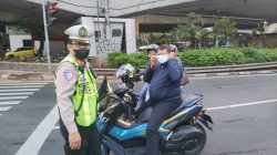 Peduli Kesehatan Pengguna Jalan, Satlantas Jakbar Bagikan Masker Antisipasi Dampak Erupsi Gunung Anak Krakatau
