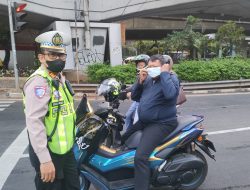 Peduli Kesehatan Pengguna Jalan, Satlantas Jakbar Bagikan Masker Antisipasi Dampak Erupsi Gunung Anak Krakatau