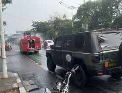 Kodim 0505/Jakarta Timur Kerahkan Water Tank, Bersihkan Abu Vulkanik di Sejumlah Ruas Jalan