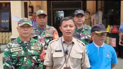 Babinsa Koramil 02/Matraman Bantu Pengamanan dan Pendistribusian Beras Bagi Warga Utan Kayu Selatan