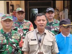 Babinsa Koramil 02/Matraman Bantu Pengamanan dan Pendistribusian Beras Bagi Warga Utan Kayu Selatan