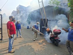 Warga RT.005/RW.05 Kenanga Cipondoh Gencarkan Fogging untuk Cegah Penyakit DBD 