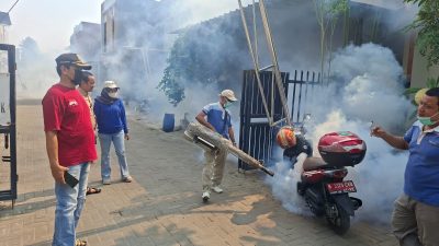Warga RT.005/RW.05 Kenanga Cipondoh Gencarkan Fogging untuk Cegah Penyakit DBD 