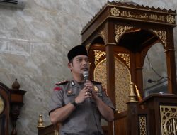 Polri Hadir di Tengah Masyarakat, Safari Jumat Wakapolres Jakbar Bawa Pesan Kedamaian dan Kepedulian